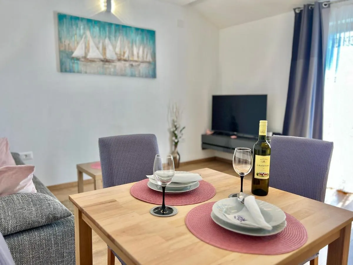 Apartmani Marijana & Iva Jadranovo 0*,